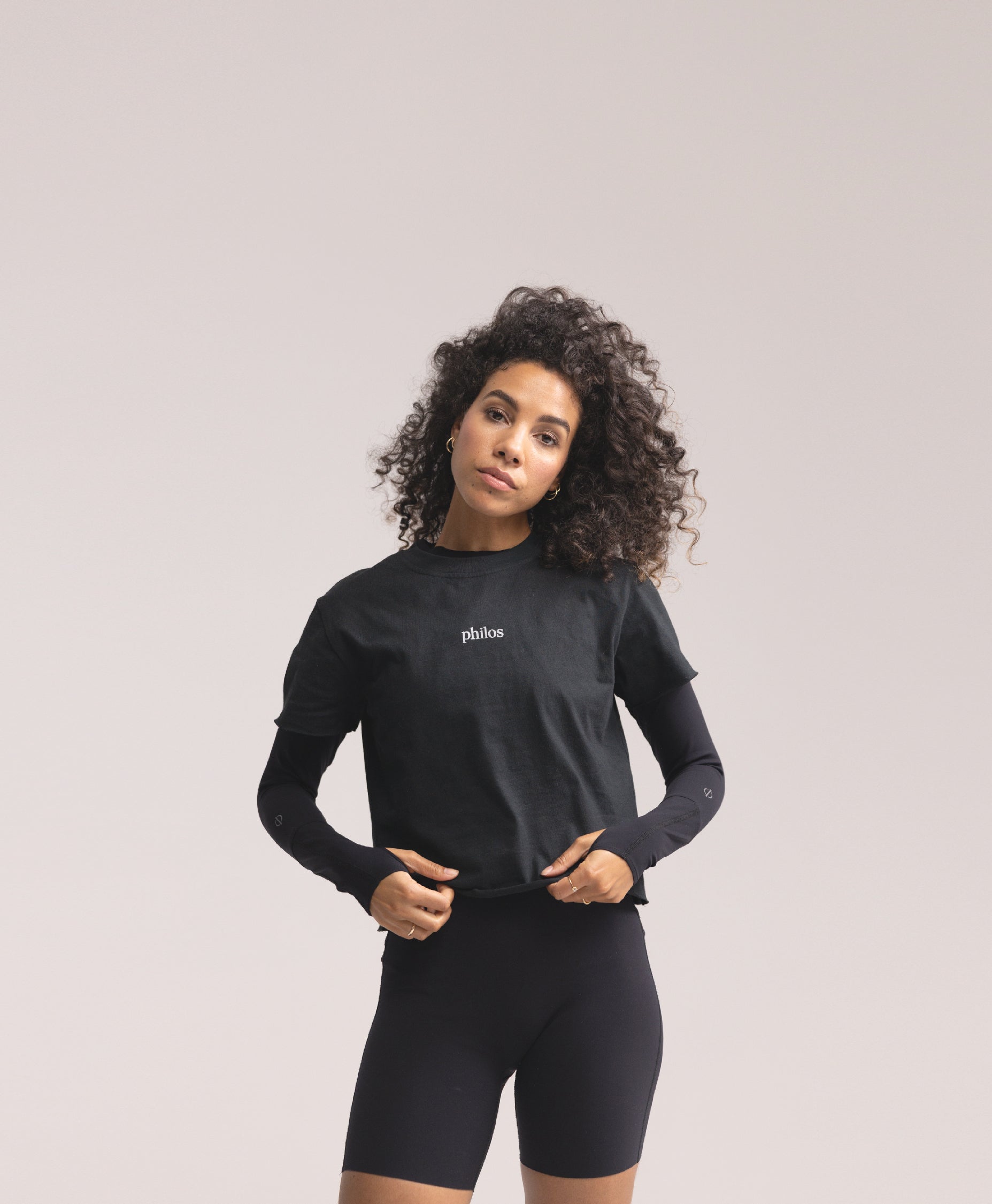 Front view of the Philos Armor Running T-shirt, featuring an oversized, cropped fit with a lightweight, breathable fabric for comfort during runs.