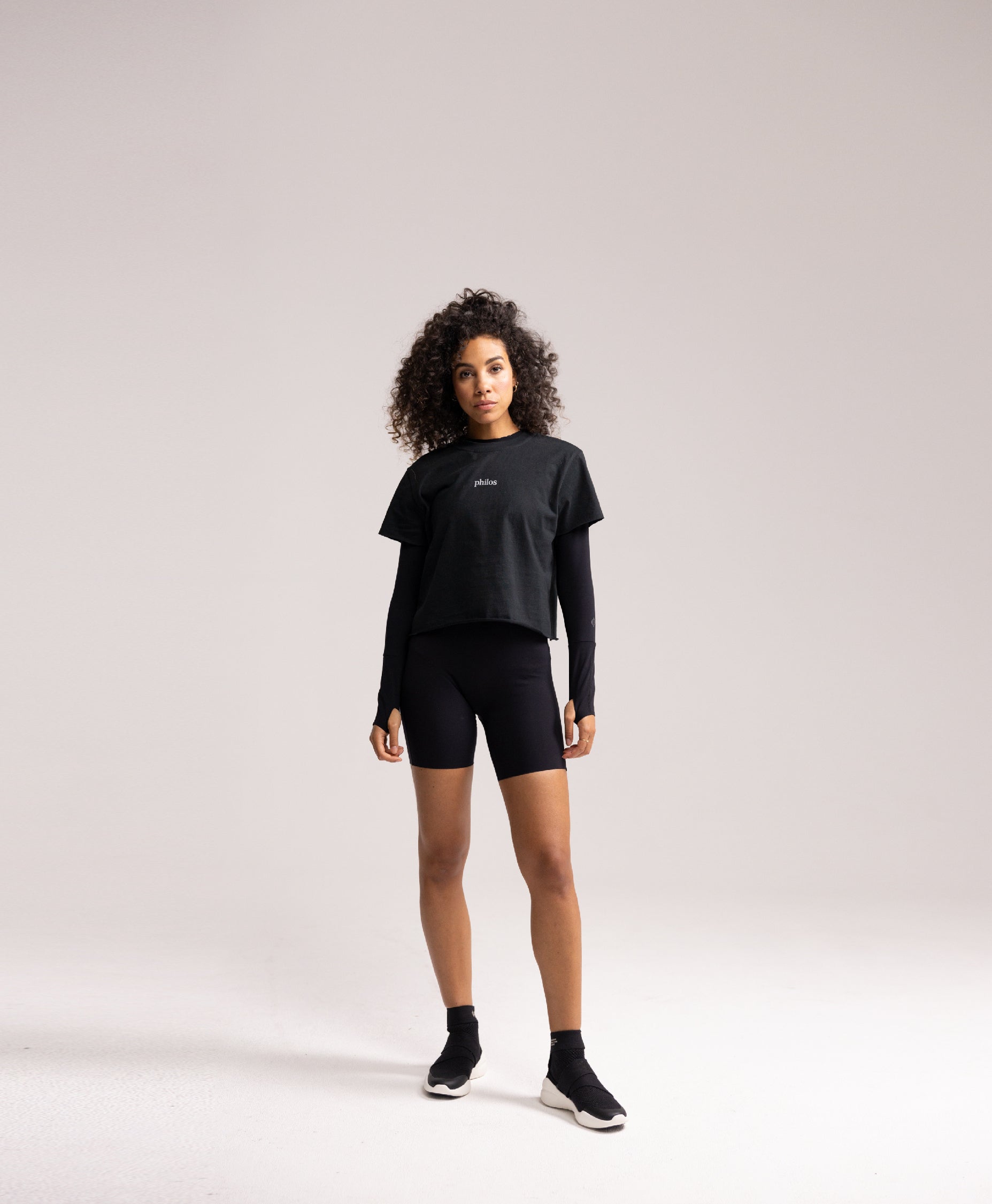 Front view of the Philos Armor Running T-shirt, featuring an oversized, cropped fit with a lightweight, breathable fabric for comfort during runs.