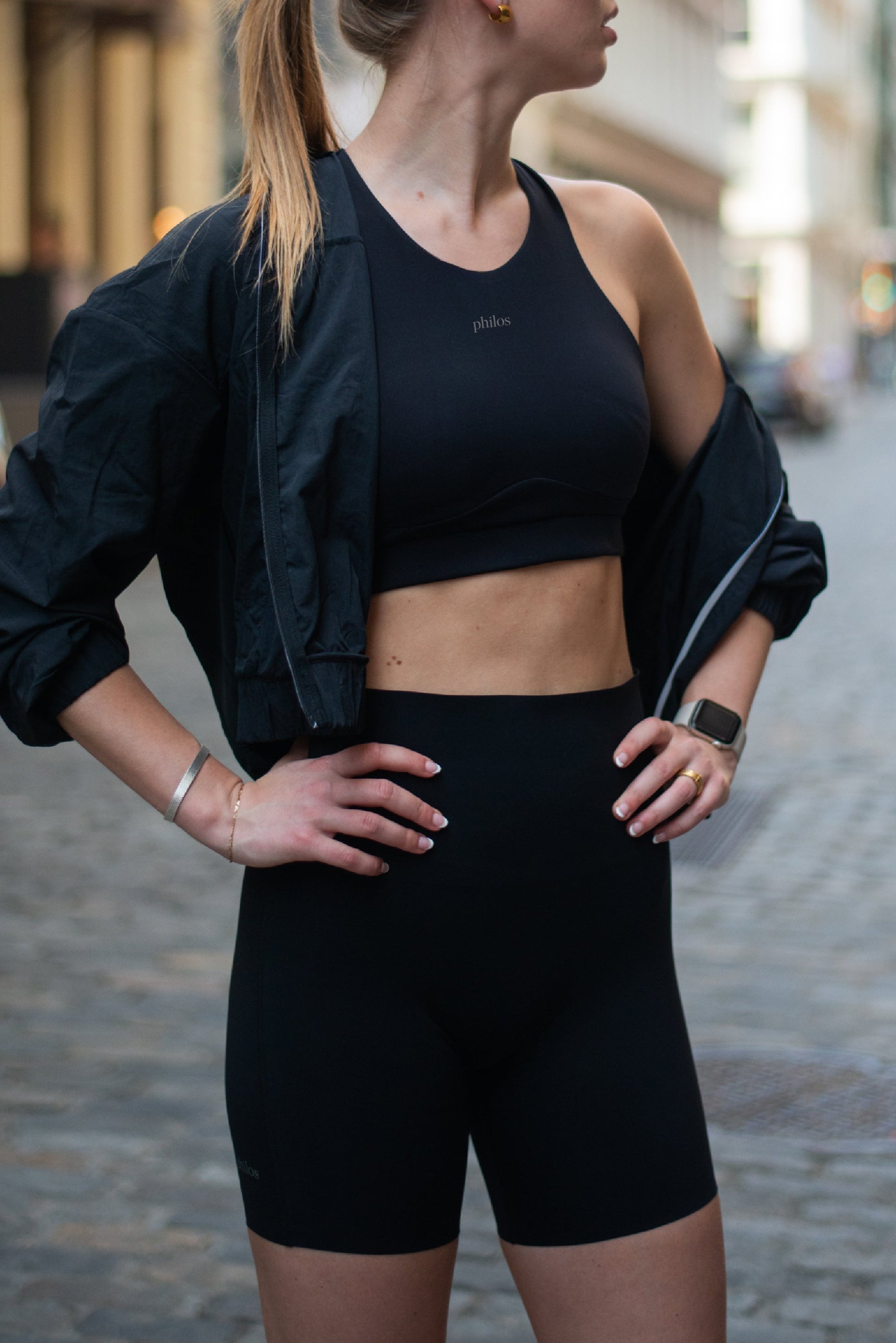 Front shot of the philos running bra, wind jacket and shorts in black.