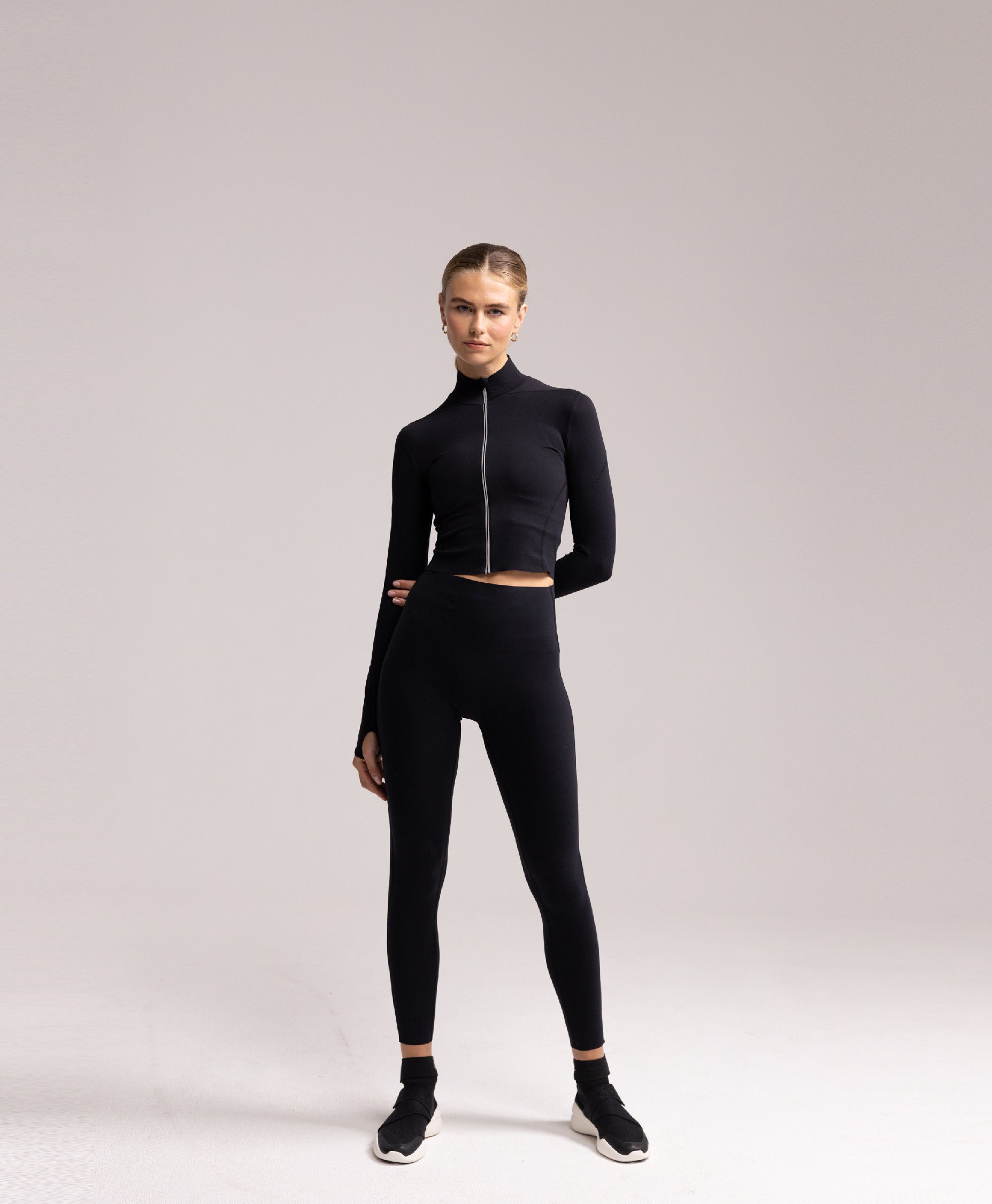 Front view of the Philos Armor Running Tights, featuring a high-waisted, double-compressed waist and seamless front for a smooth, irritation-free fit.