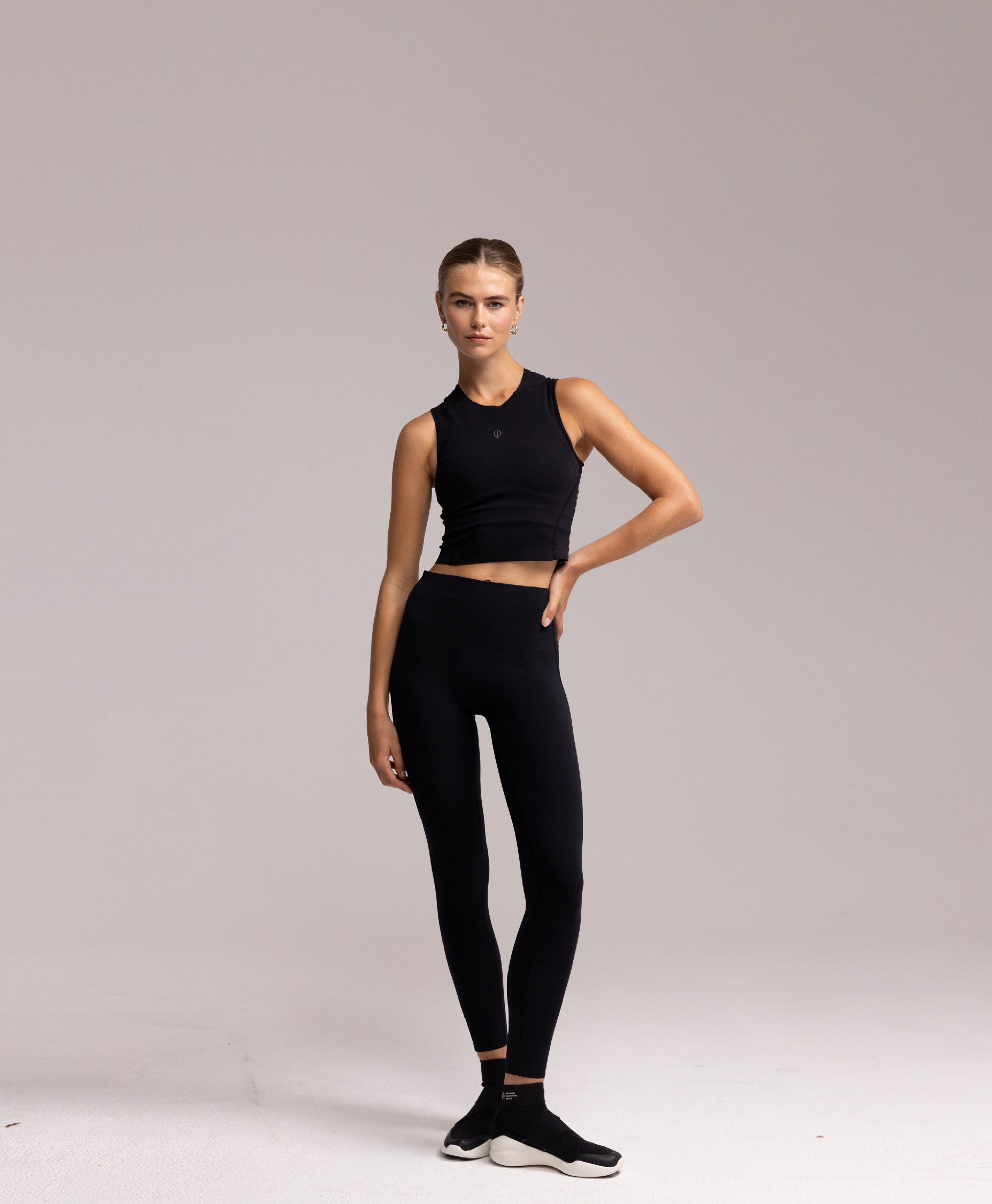 Front view of the Philos Armor Running Tights, featuring a high-waisted, double-compressed waist and seamless front for a smooth, irritation-free fit.